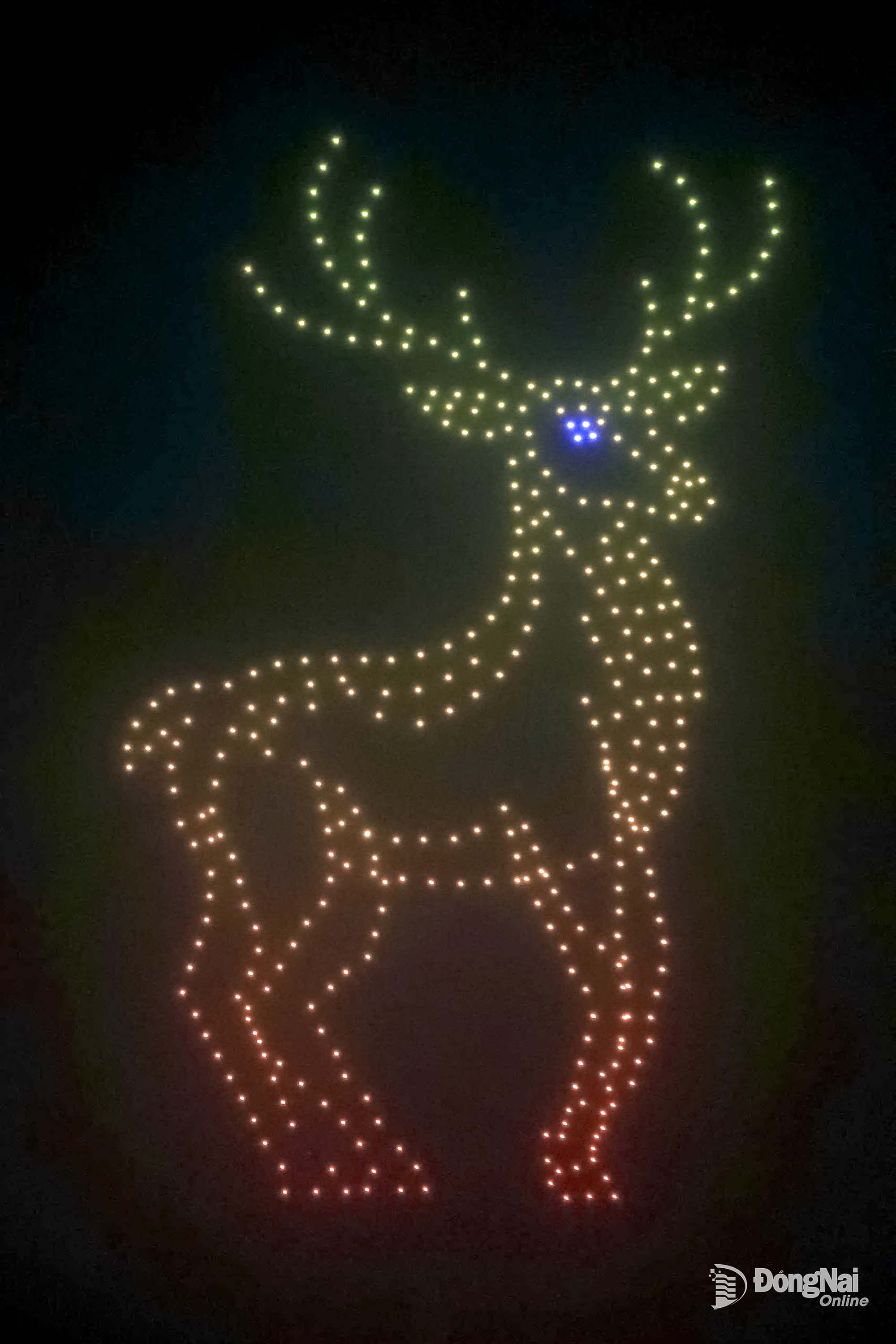 The artistic light show featuring a crane and a deer leaves a strong impression. Photo: Nguyen Tan

