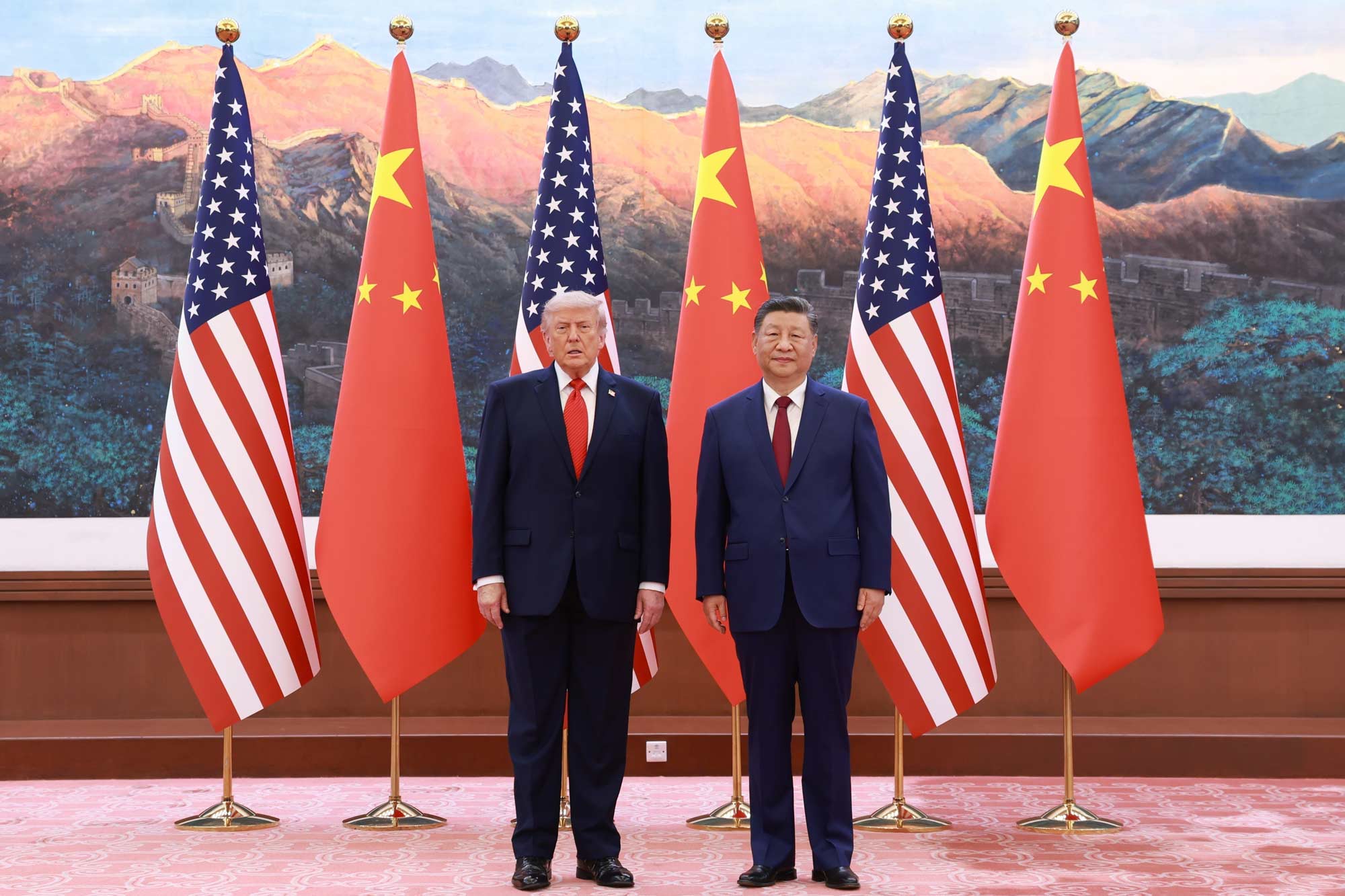 Chủ tịch Trung Quốc Tập Cận Bình (bìa phải) và Tổng thống Mỹ Donald Trump tại cuộc hội đàm ở Bắc Kinh ngày 14-5-2026. Ảnh: TTXVN