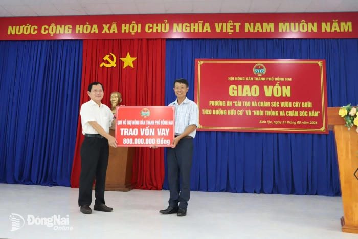 Hội Nông dân thành phố Đồng Nai trao vốn cho nông dân phường Bình Lộc
