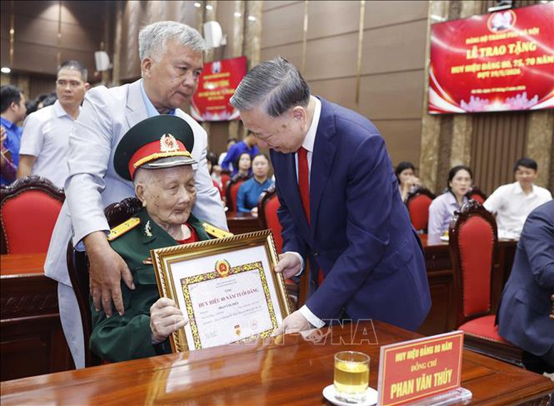 Tổng Bí thư, Chủ tịch nước Tô Lâm trao giấy chứng nhận tặng Huy hiệu 80 năm tuổi Đảng cho đảng viên lão thành Phan Văn Thúy (Đảng bộ phường Ba Đình) - Ảnh: TTXVN

