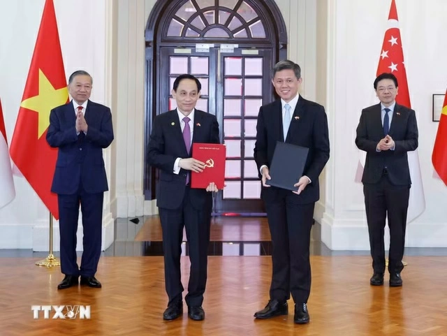 General Secretary and President To Lam and Singaporean Prime Minister Lawrence Wong witness the exchange of the Memorandum of Understanding on cooperation between the Ministry of Foreign Affairs of Viet Nam and the Public Service Division of Singapore, May 29, 2026. Photo: VNA