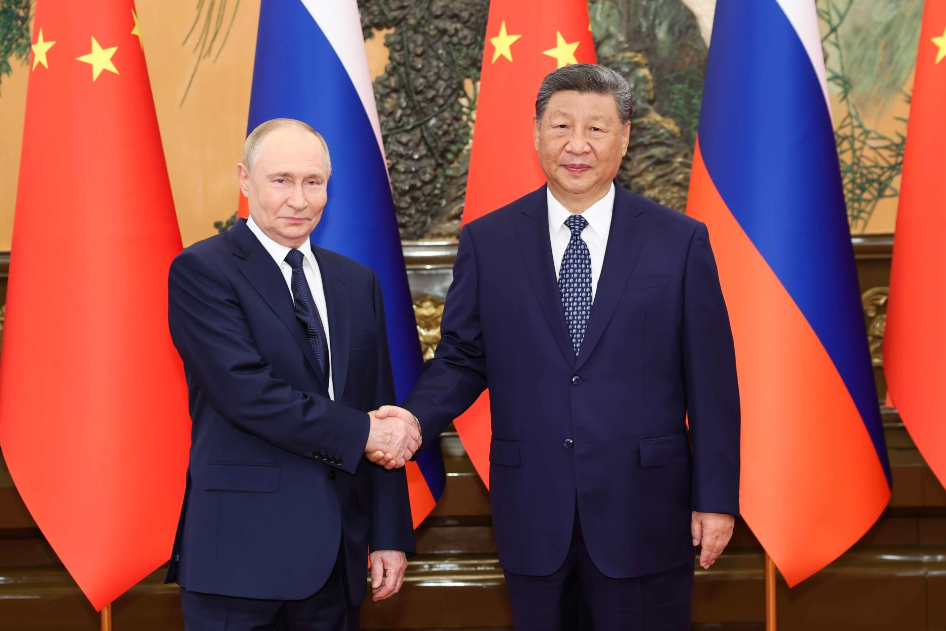 Chủ tịch Trung Quốc Tập Cận Bình (phải) hội đàm với Tổng thống Nga Vladimir Putin tại Bắc Kinh, ngày 2-9-2025. Ảnh tư liệu: TTXVN