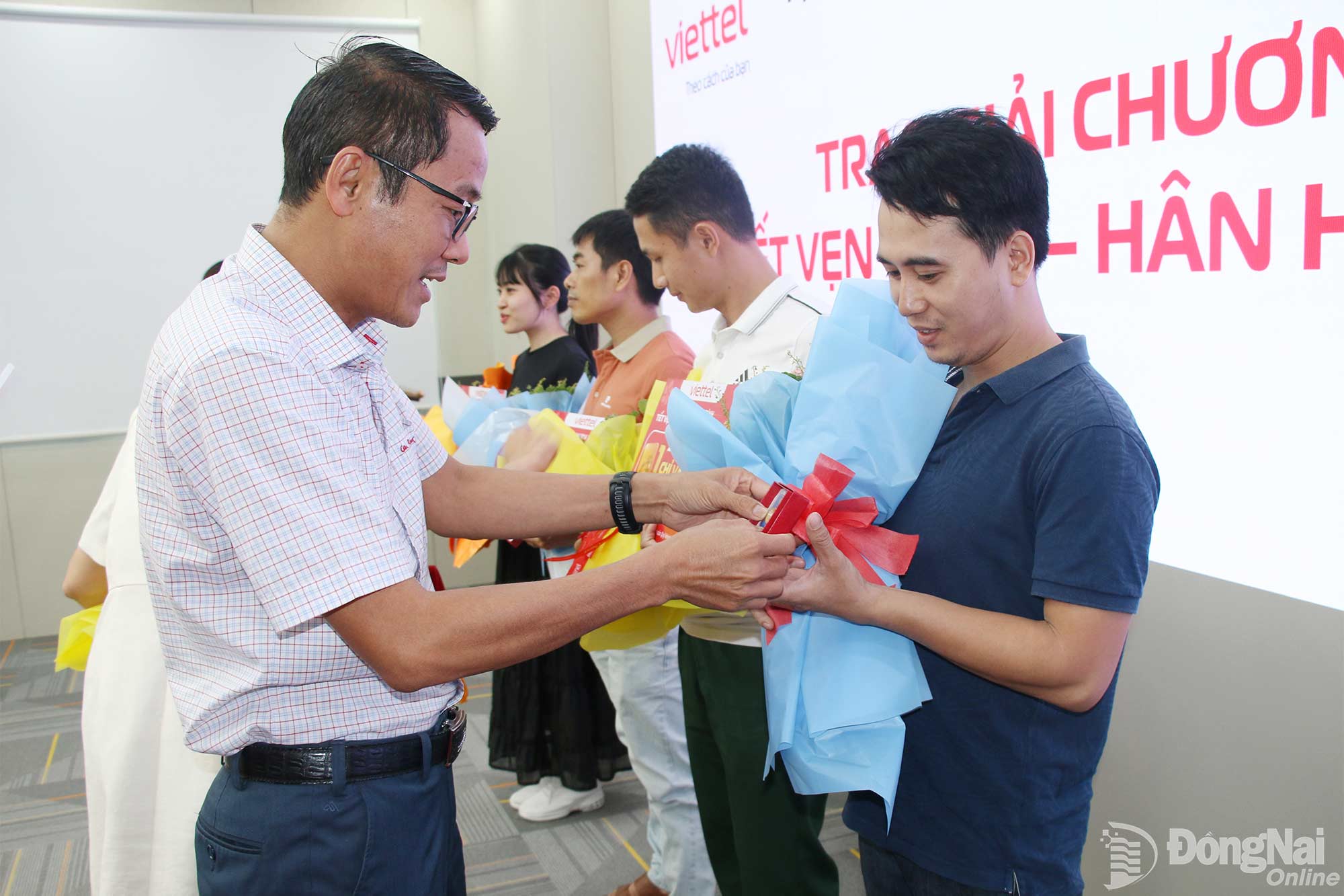 Ông Nguyễn Văn Hanh, Phó Giám đốc Viettel Đồng Nai trao thưởng cho các khách hàng trúng giải “1 chỉ vàng 9999” trong chương trình khuyến mại “Tết vẹn toàn - Hân hoan kết nối” tại thành phố Đồng Nai
