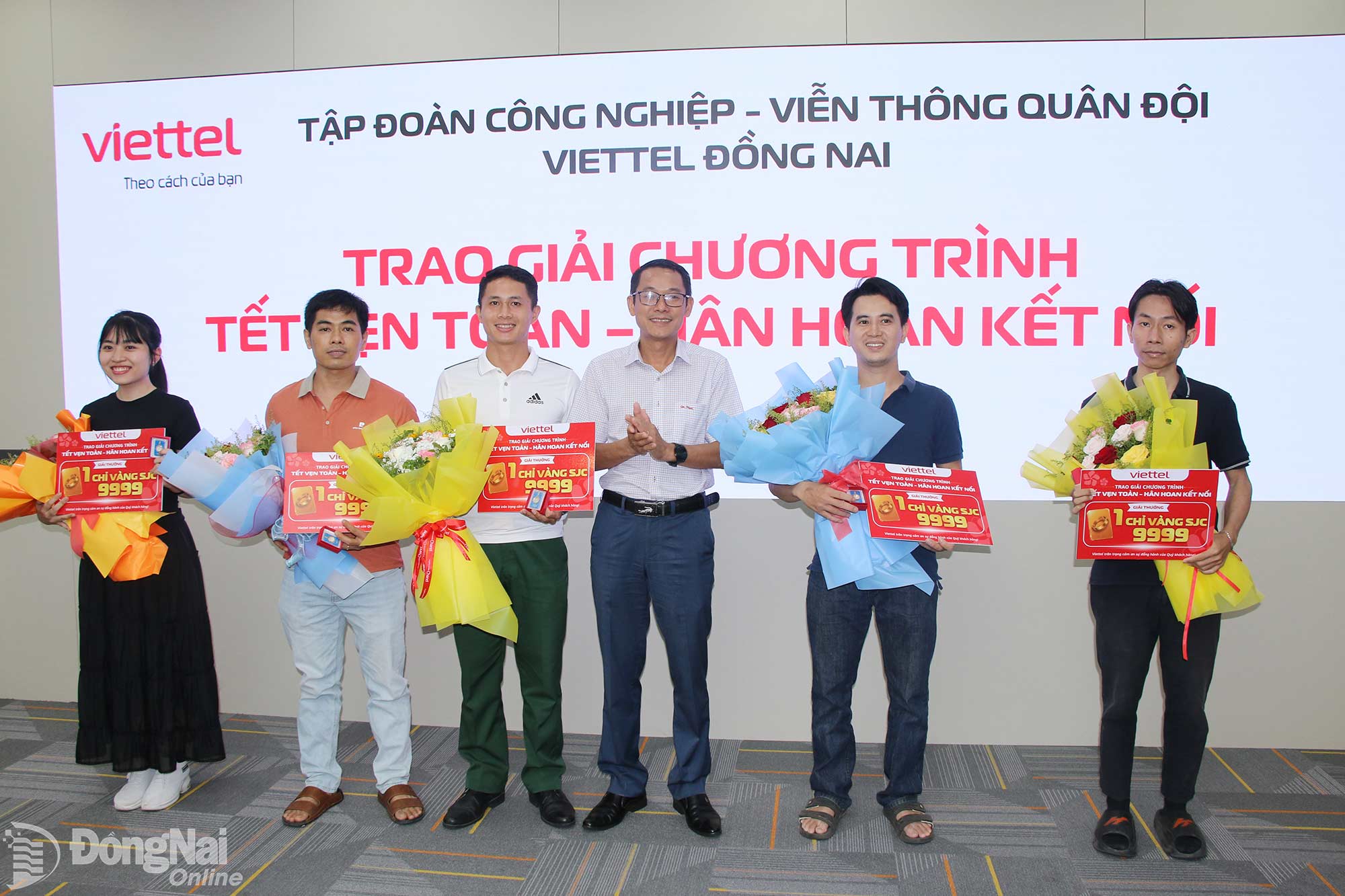 Niềm vui của các khách hàng đã trúng giải trong chương trình khuyến mại “Tết vẹn toàn - Hân hoan kết nối” tại thành phố Đồng Nai