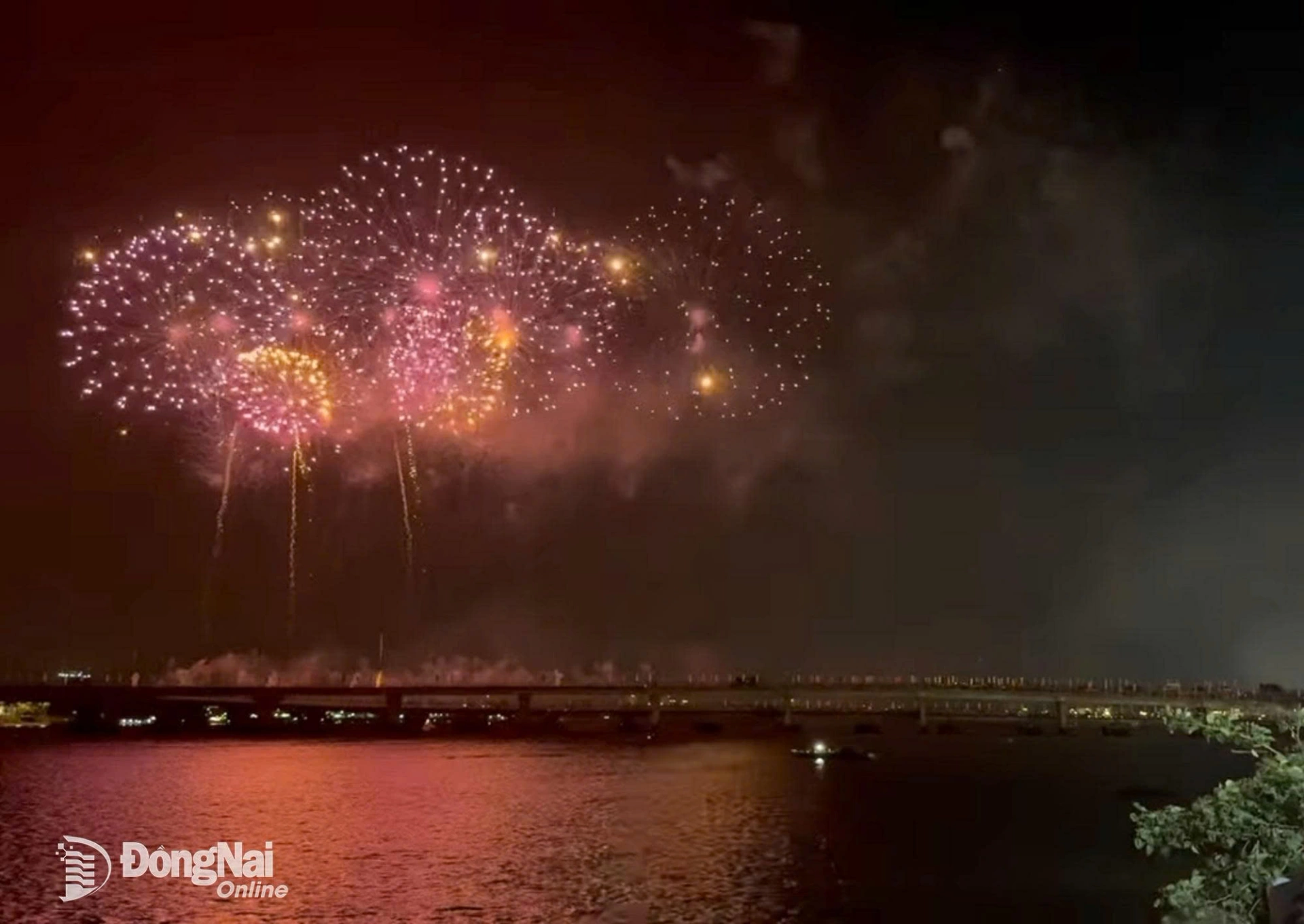 Brilliant images in the night sky over the Dong Nai River. Photo: Huy Anh

