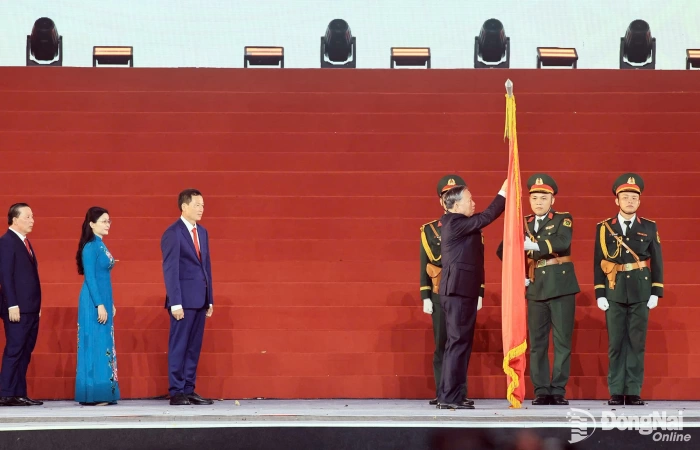 Party Committee, authorities, and people of Dong Nai City receive First-class Labor Order
