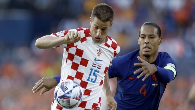 Pasalic (trái) góp một bàn trong chiến thắng 4-2 của Croatia trước Hà Lan hôm 14/6. Ảnh: AP