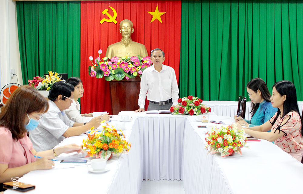 Phó trưởng ban Tuyên giáo Tỉnh ủy Phạm Tấn Linh phát biểu tại hội nghị giao ban báo chí tháng 3-2023