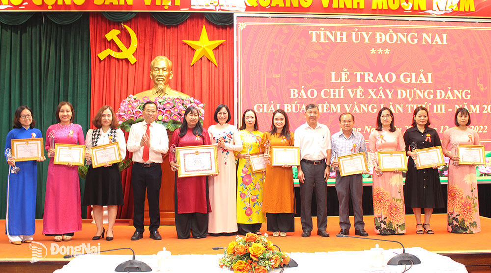 Phó bí thư thường trực Tỉnh ủy Hồ Thanh Sơn (thứ 5 từ phải qua); Ủy viên Ban TVTU, Trưởng ban Tuyên giáo
Tỉnh ủy Phạm Xuân Hà và Phó chủ tịch UBND tỉnh Nguyễn Thị Hoàng trao giải thưởng cho các tác giả
đoạt giải cao tại Giải báo chí về xây dựng Đảng - Giải Búa liềm vàng tỉnh Đồng Nai lần thứ III-2022. Ảnh: H.Thảo
