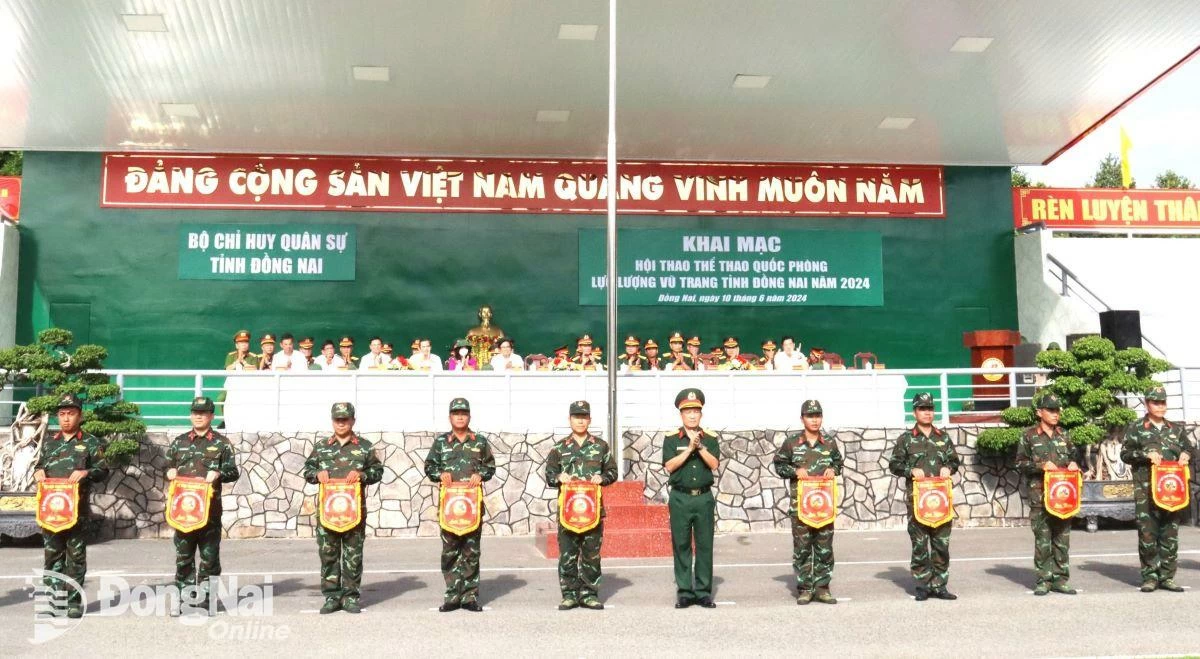 Đại tá Phan Quốc Việt trao cờ lưu niệm cho các đoàn vận động viên tham gia hội thao. Ảnh: Nguyệt Hà