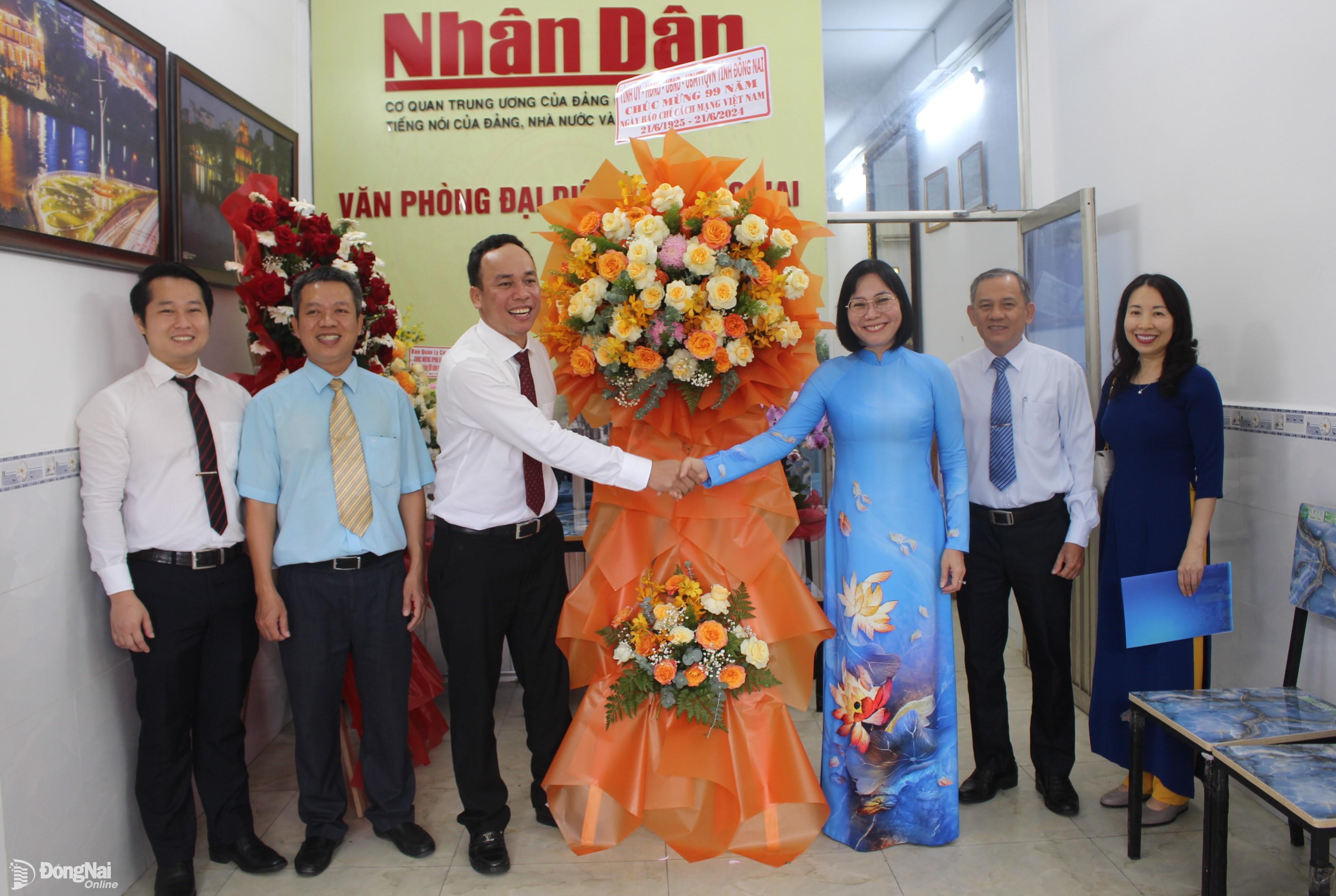 Phó chủ tịch UBND tỉnh Nguyễn Thị Hoàng chúc mừng Văn phòng đại diện Báo Nhân Dân tại Đồng Nai. Ảnh: Ly Na
