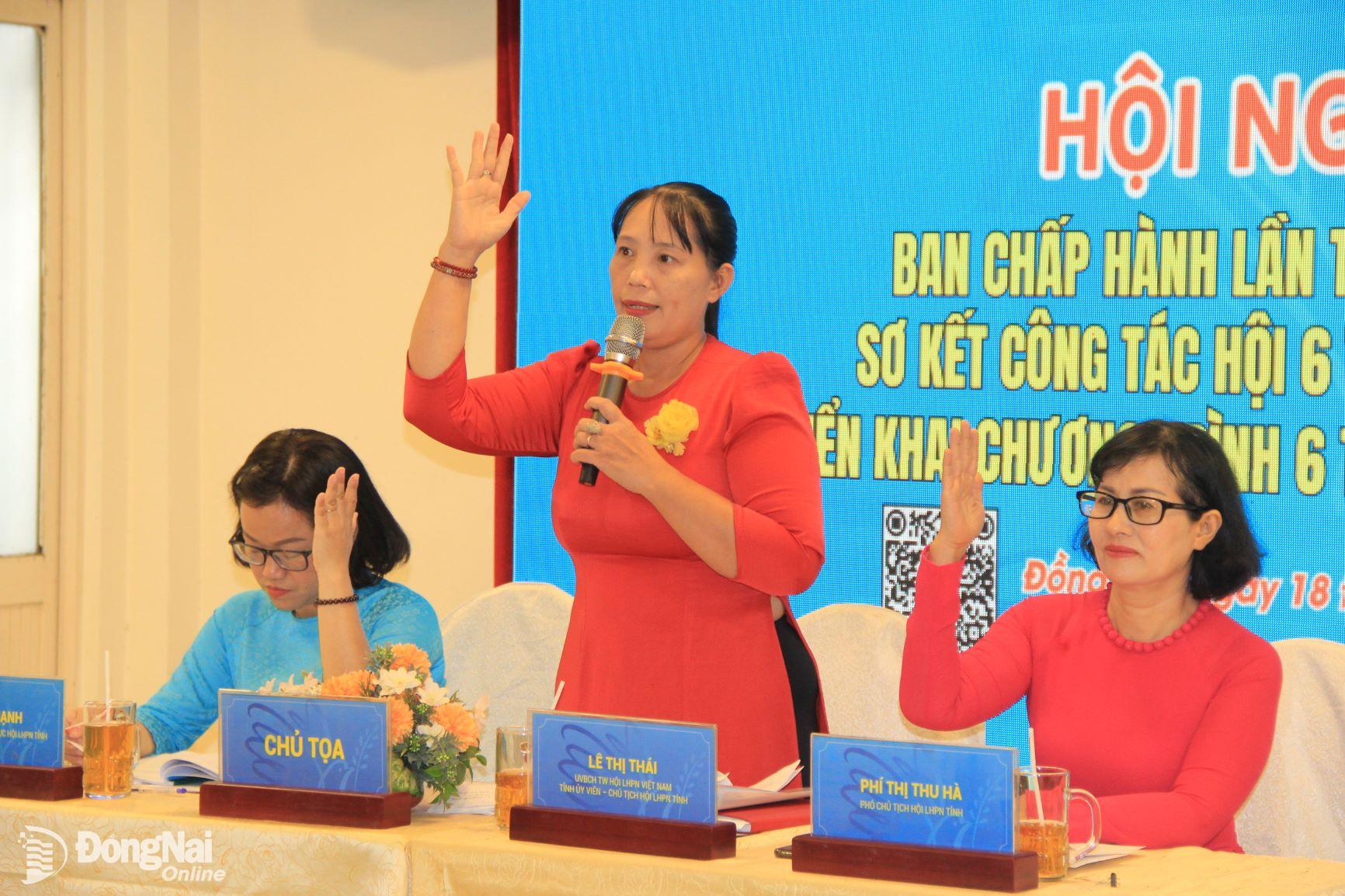 Chủ tịch Hội Liên hiệp phụ nữ tỉnh Lê Thị Thái điều hành hội nghị. Ảnh: Nga Sơn