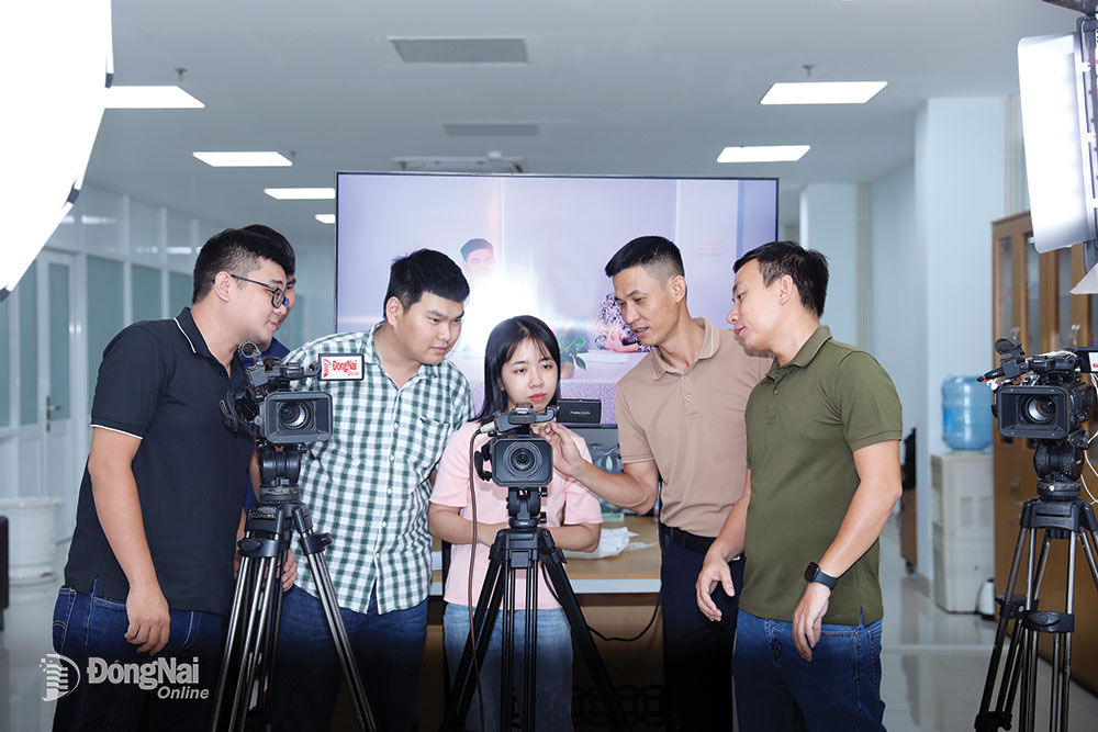 Phóng viên Báo Đồng Nai online thực hiện chương trình tư vấn y tế trực tuyến Alo! Bác sĩ ơi. Ảnh: Huy Anh