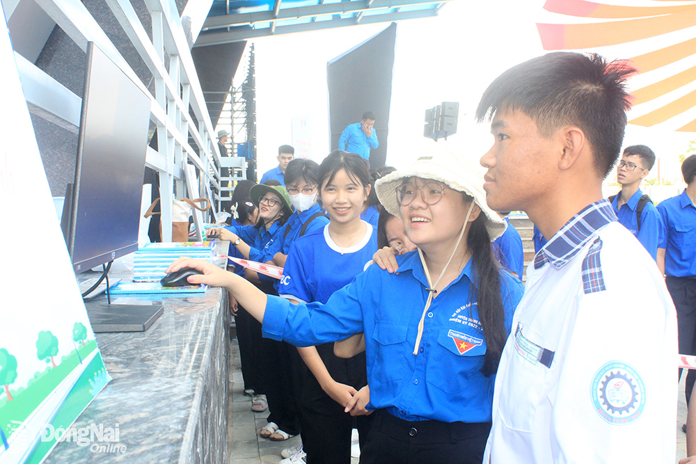 Chị Hoàng Thảo Trâm (thứ 2 từ phải qua) hướng dẫn đoàn viên, thanh niên tham gia hoạt động tại Ngày hội Thanh niên với văn hóa giao thông do Tỉnh đoàn tổ chức. 