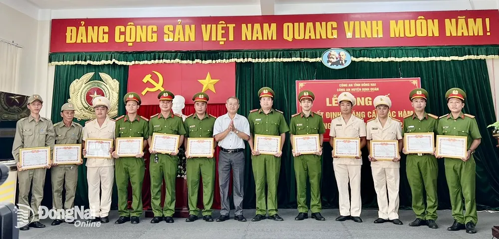 Chủ tịch UBND huyện Định Quán Trần Nam Biên khen thưởng các tập thể, cá nhân. Ảnh: Tuấn Anh