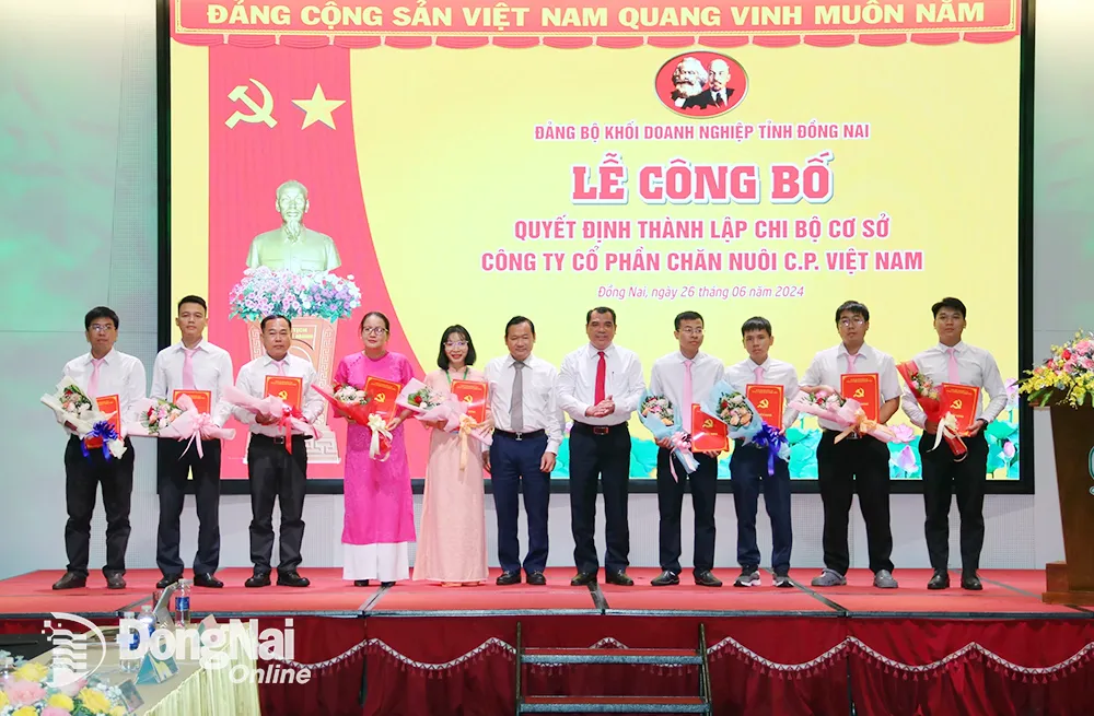 Ra mắt Chi bộ cơ sở Đảng Công ty CP Chăn nuôi C.P. Việt Nam. Ảnh: Vương Thế