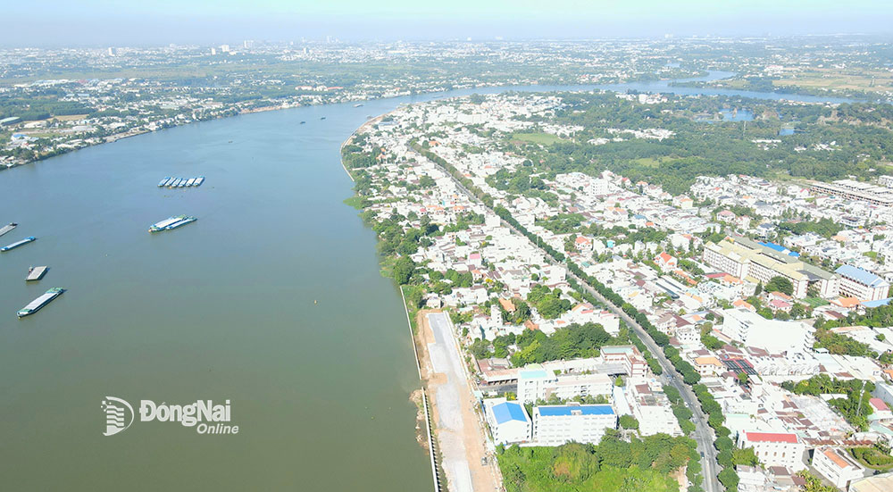 Sông Đồng Nai đoạn qua thành phố Biên Hòa có phạm vi hành lang bảo vệ 20-30m mỗi bên bờ. Ảnh: P.Tùng