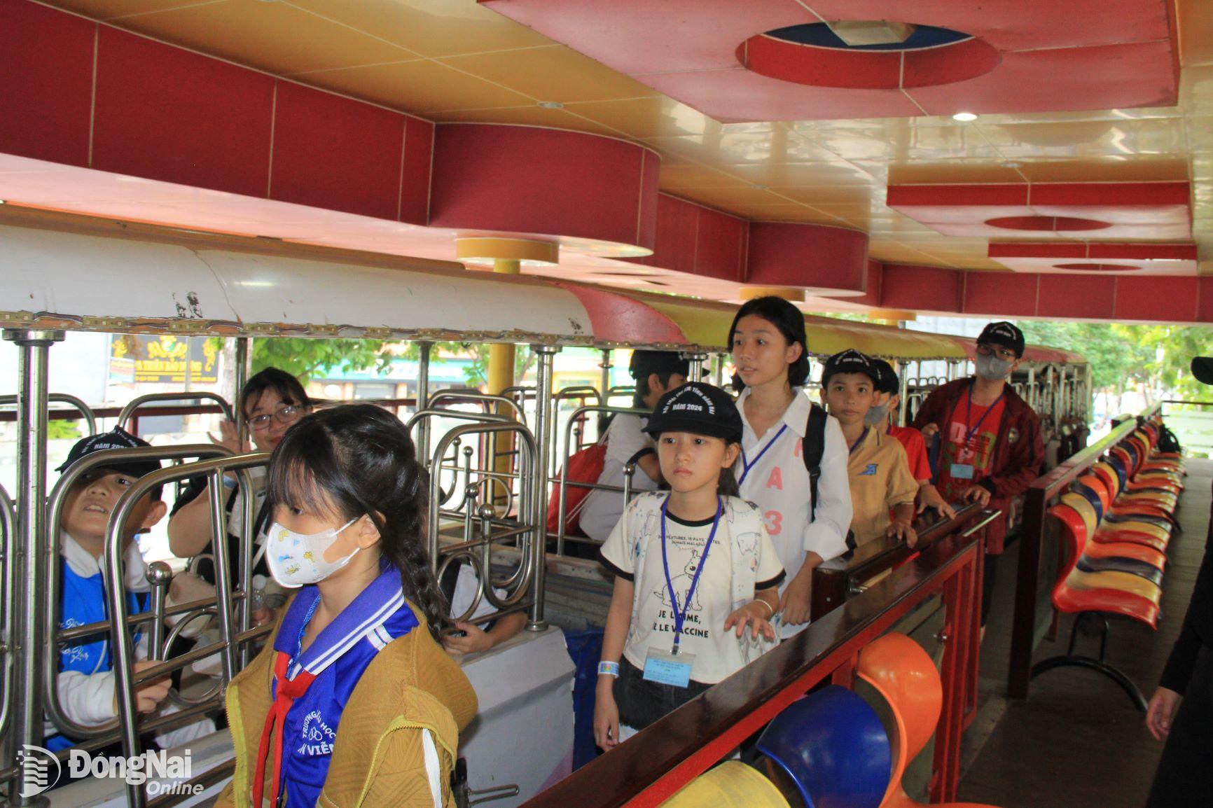 Các em thiếu nhi được trải nghiệm các trò chơi tại Công viên văn hóa Đầm Sen. Ảnh: Nga Sơn