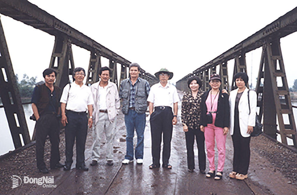 Nhà báo Mai Sông Bé (thứ 4 từ phải qua) cùng cán bộ, nhân viên Báo Đồng Nai chụp ảnh lưu niệm tại Di tích Cầu Hiền Lương, tỉnh Quảng Trị năm 2000. Ảnh: TL