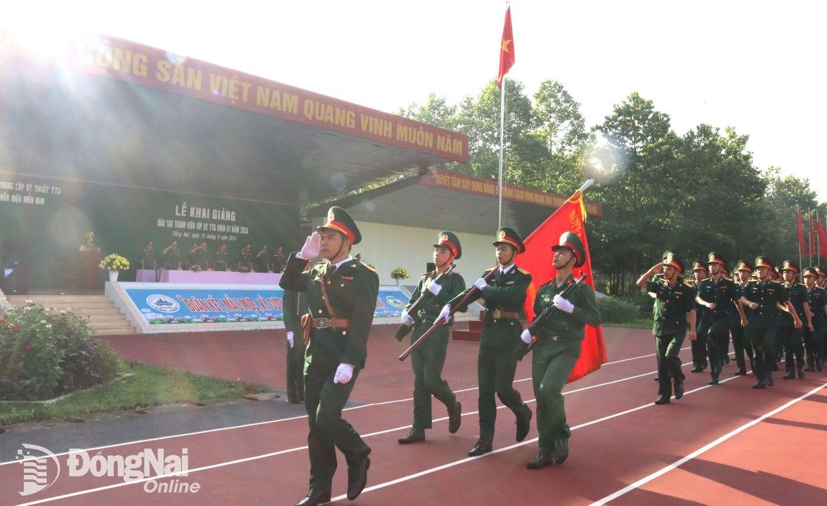 Khối sĩ quan chủ lực các đầu mối nhà trường duyệt đội ngũ biểu thị quyết tâm hoàn thành khóa học. Ảnh: Nguyệt Hà