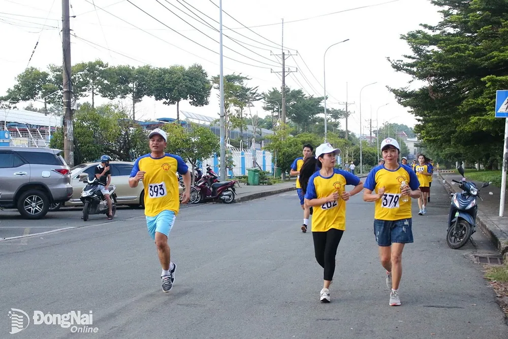 Công nhân Công ty TNHH giày Đồng Nai Việt Vinh tham gia giải chạy việt dã năm 2024. Ảnh: N.Hòa