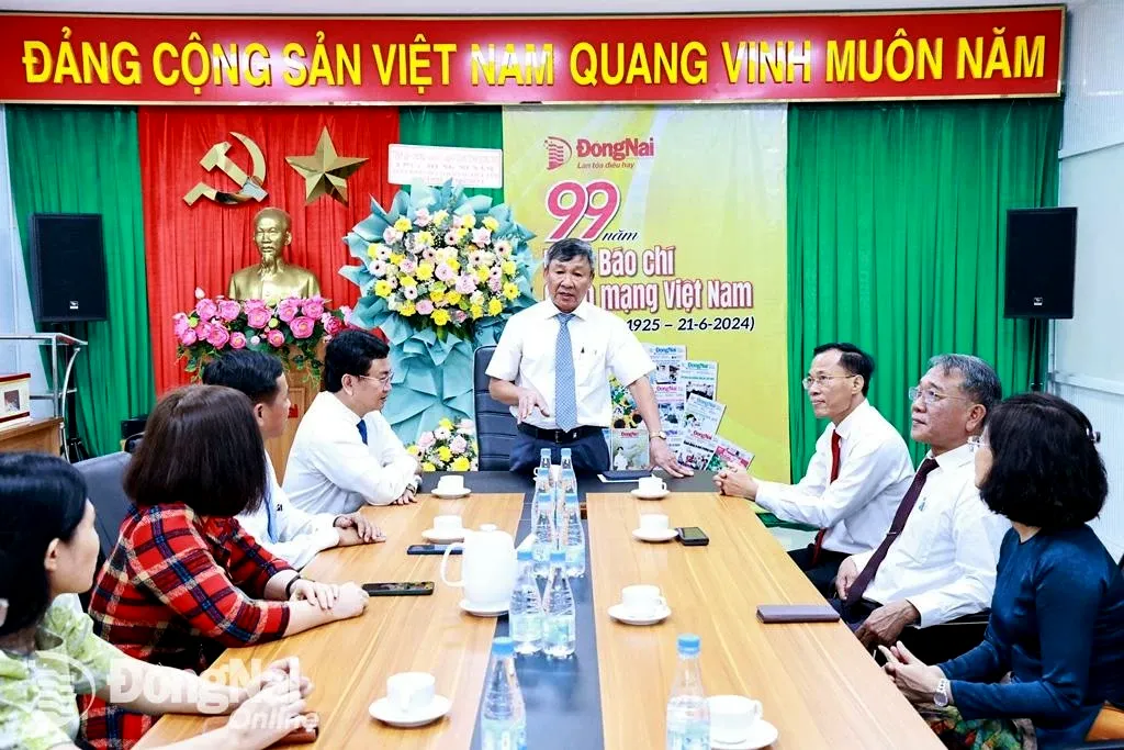 Đồng chí Hồ Thanh Sơn phát biểu với tập thể cán bộ, phóng viên Báo Đồng Nai. Ảnh: Công Nghĩa