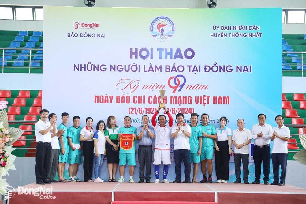 Ban tổ chức, đại biểu, nhà tài trợ chúc mừng đội thành phố Long Khánh giành ngôi vô địch bóng đá mini nam