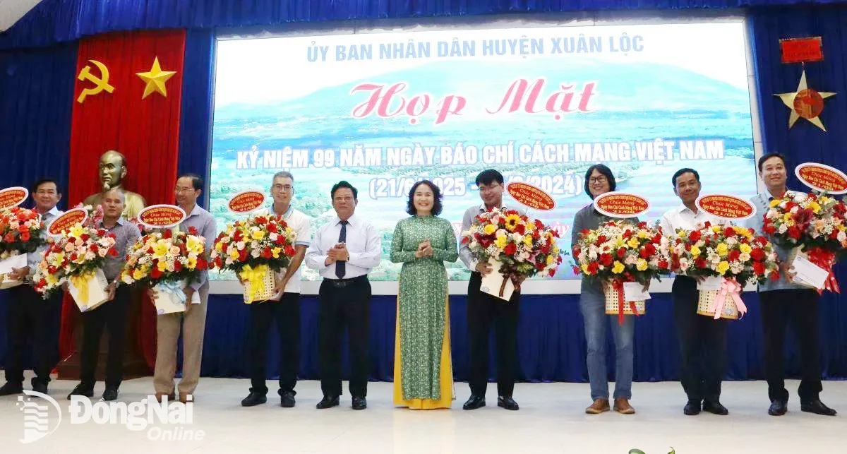 Lãnh đạo Huyện Xuân Lộc tặng hoa chúc mừng các nhà báo. Ảnh: Nguyệt Hà