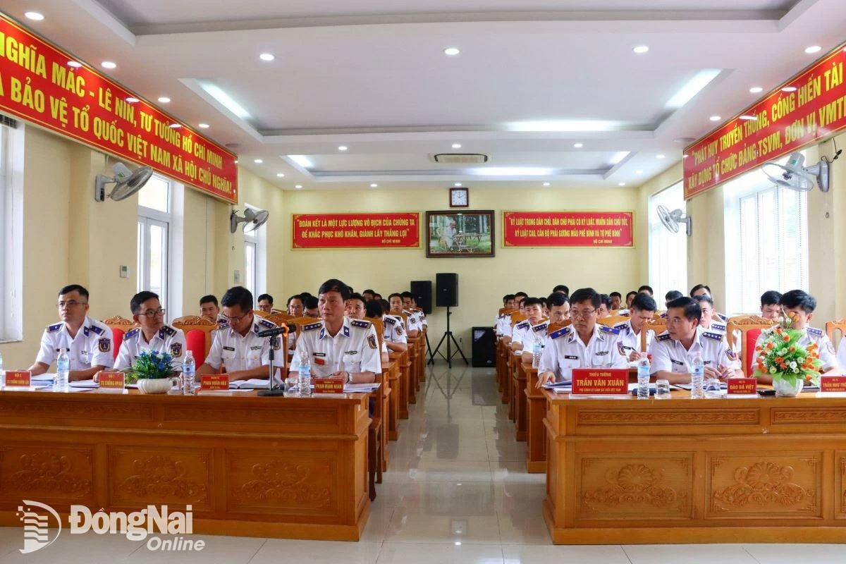 Các đại biểu dự Hội nghị sơ kết công tác Cảnh sát biển Việt Nam 6 tháng tại Đoàn Trinh sát số 2. Ảnh: Hồng Vân
