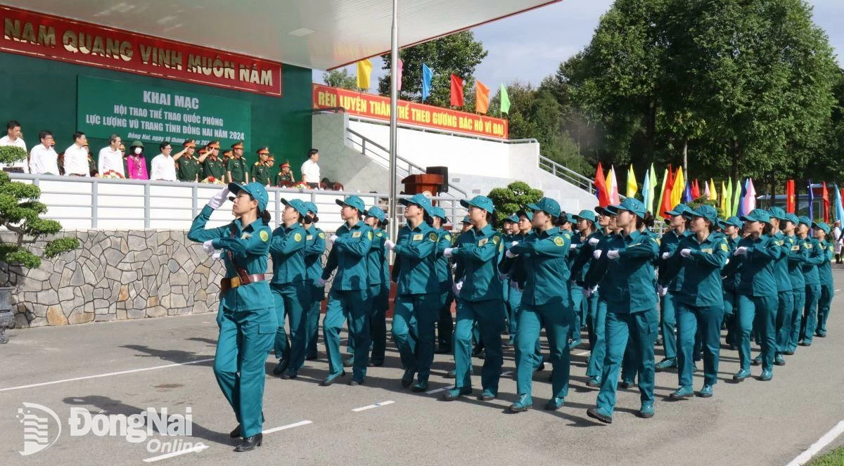 Khối nữ dân quân tự vệ diễu hành chào mừng khai mạc hội thao. Ảnh: Nguyệt Hà