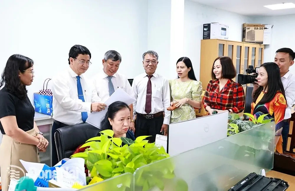 Đồng chí Hồ Thanh Sơn tham quan Phòng Tòa soạn Báo Đồng Nai. Ảnh: Công Nghĩa
