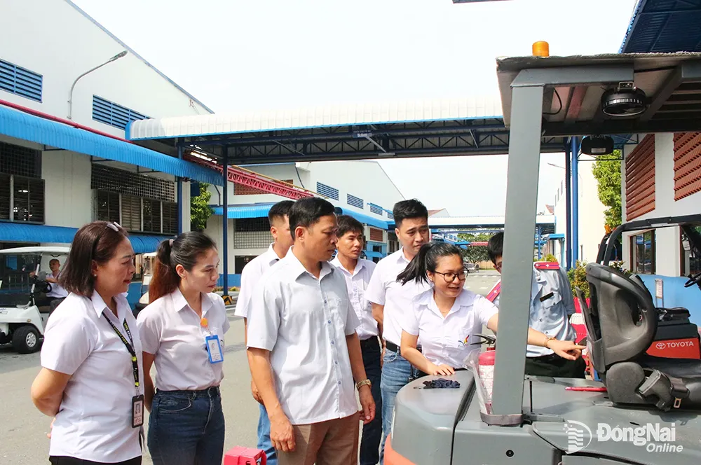 Đoàn kiểm tra các thiết bị có yêu cầu nghiêm ngặt về an toàn lao động. Ảnh: Thảo My