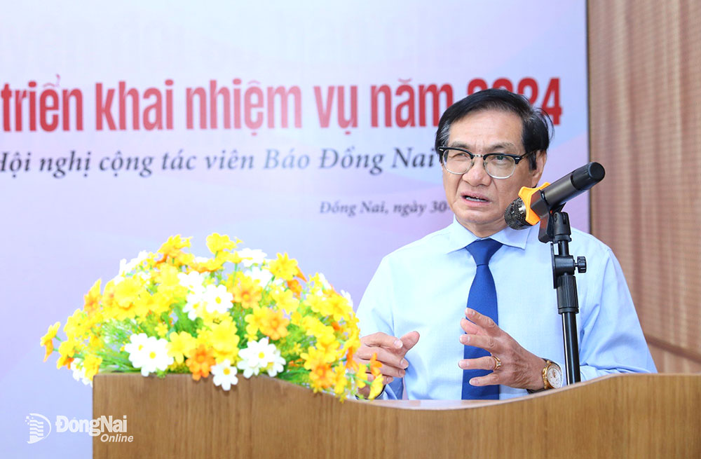 Phó chủ tịch UBND tỉnh Nguyễn Sơn Hùng phát biểu tại Hội nghị Triển khai nhiệm vụ năm 2024 của Báo Đồng Nai. Ảnh: Huy Anh