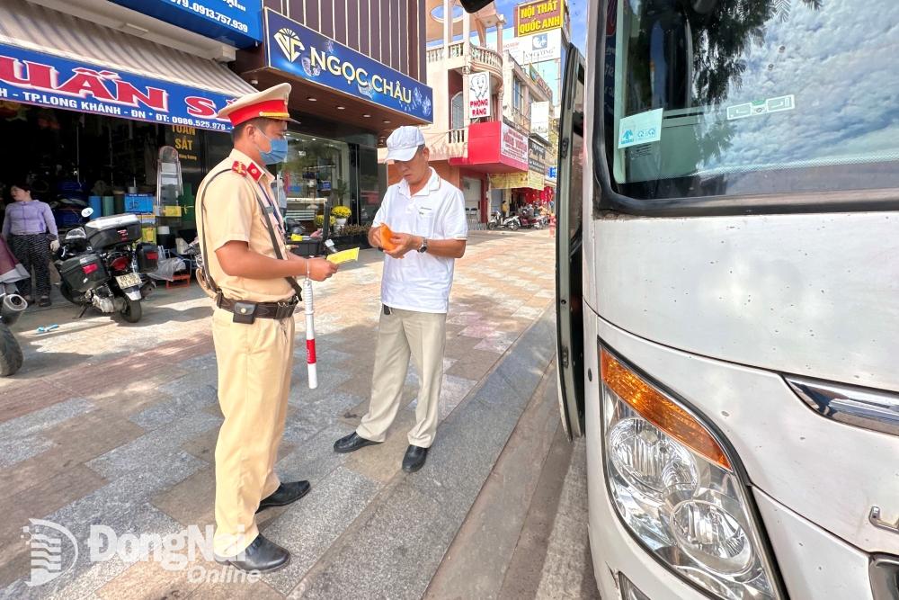 Đội Cảnh sát giao thông - trật tự Công an thành phố Long Khánh kiểm tra xe khách hoạt động trên các tuyến đường nội thành. Ảnh: Minh Thành