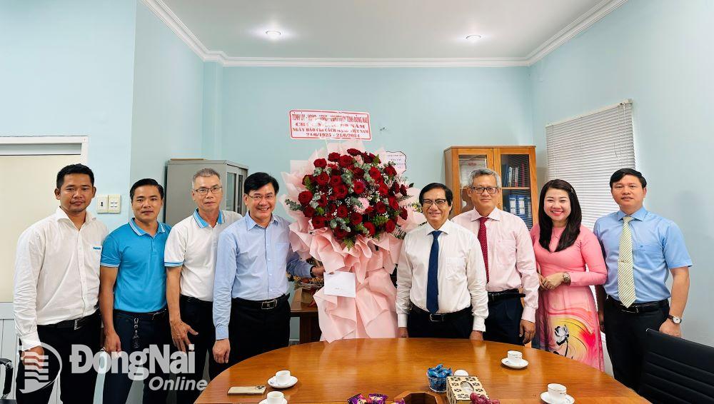 Lãnh đạo tỉnh tặng hoa chúc mừng Văn phòng đại diện Báo Thanh Niên tại Đồng Nai. Ảnh: H.Dung