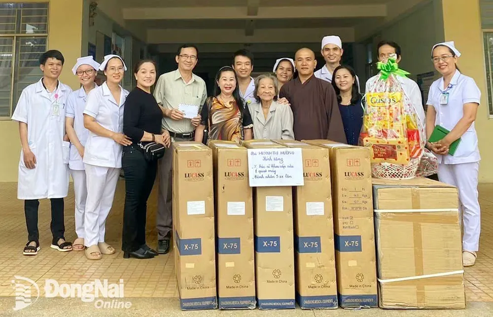 Gia đình bà Huỳnh Thị Hường cảm ơn, tặng quạt máy, xe lăn cho Trung tâm y tế huyện Cẩm Mỹ. Ảnh: CTV