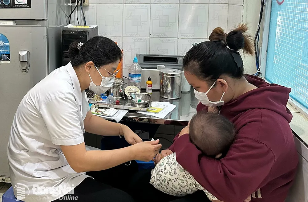 Tiêm vaccine phòng bệnh cho trẻ tại Trung tâm Y tế huyện Long Thành. Ảnh: H.Dung