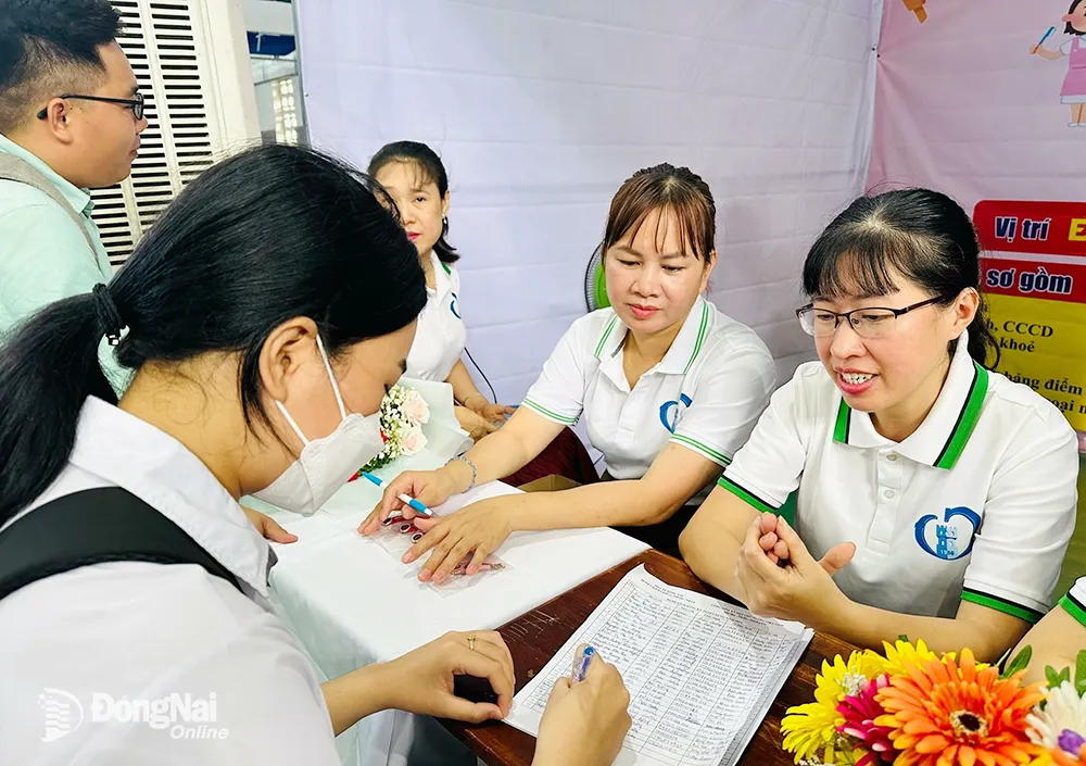 Sinh viên đăng ký thông tin tại quầy tuyển dụng của Bệnh viện Đa khoa Thống Nhất. Ảnh: H.Dung