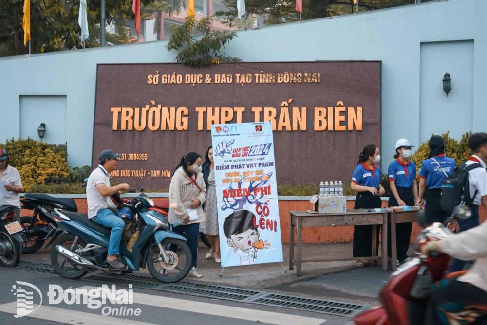 Tại khu vực cổng Trường trung học phổ thông Trấn Biên (phường Tam Hòa), Đoàn thanh niên Trường đại học Đồng Nai đã tổ chức điểm phát dụng cụ học tập miễn phí cho thí sinh. Ảnh: Lê Duy