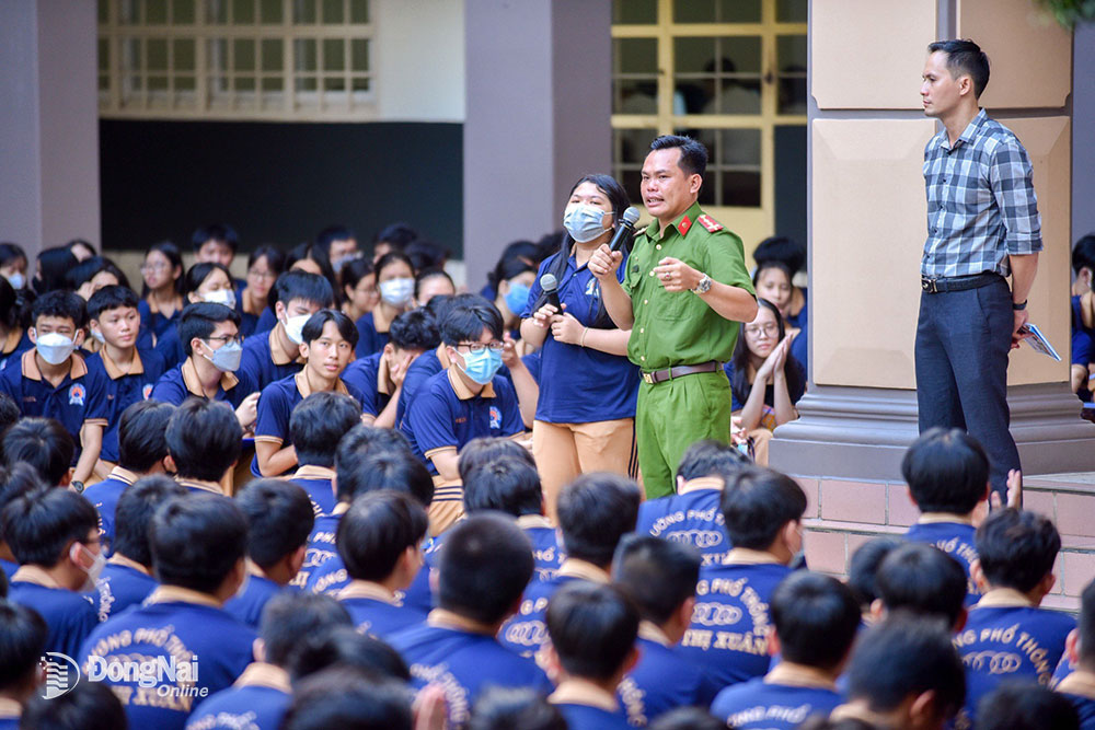 Đại úy Phan Hoàng Sử tham gia tuyên truyền pháp luật tại một trường học ở thành phố Biên Hòa. Ảnh: T.Danh