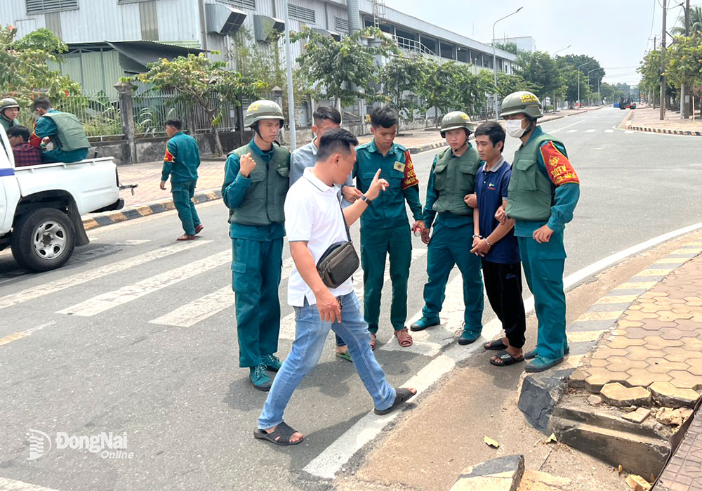 Đại úy Phan Hoàng Sử (áo trắng) tham gia bắt nhóm cướp giật tài sản tại địa bàn thành phố Biên Hòa. Ảnh: CTV