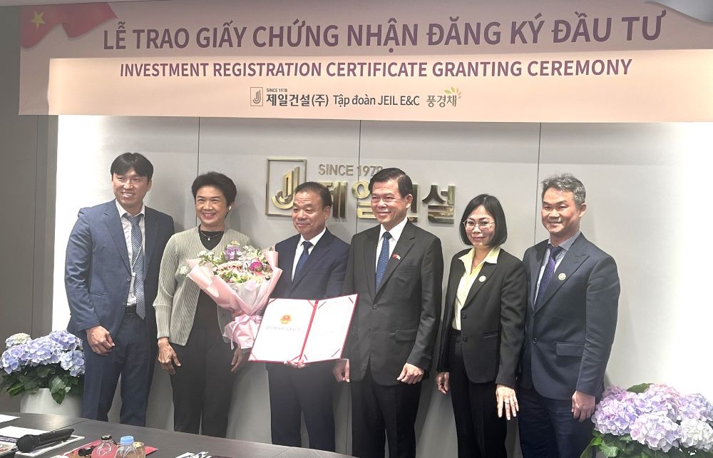 Lãnh đạo tỉnh trao giấy chứng nhận đăng ký đầu tư cho Tập đoàn Jeil E&C tại Seoul, Hàn Quốc tháng 4-2024. Ảnh: Trần Quốc.
