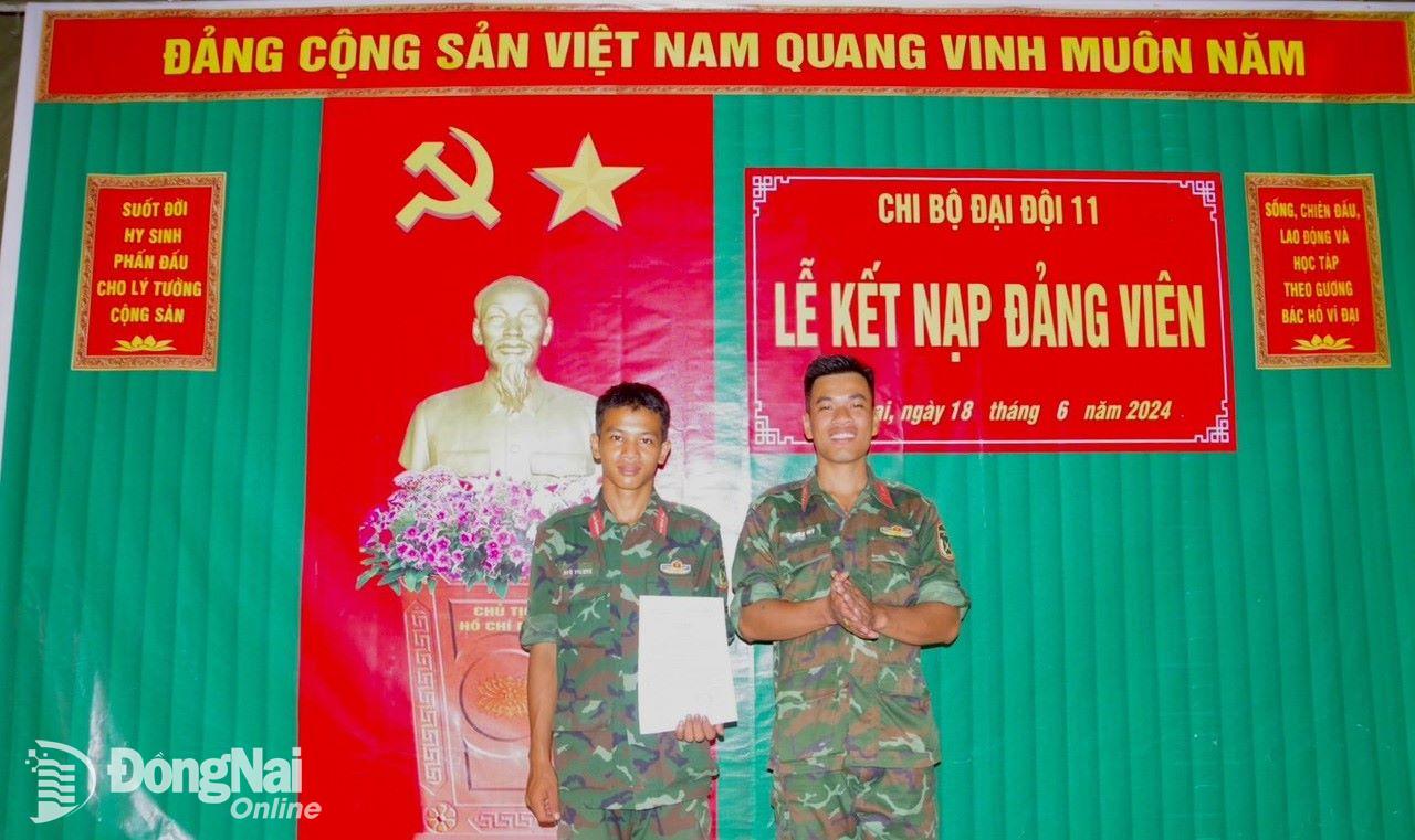 Bí thư Chi bộ trao quyết định kết nạp đảng cho trung sĩ Nguyễn Thanh Lâm. Ảnh: ĐVCC