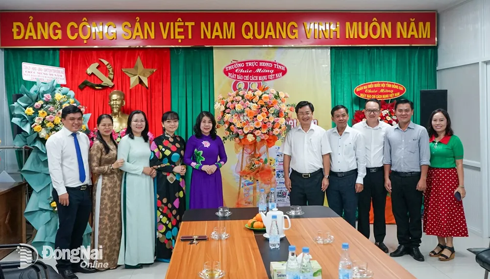 Phó chủ tịch HĐND tỉnh Hoàng Thị Bích Hằng (thứ 5 từ trái qua) thăm, chúc mừng Báo Đồng Nai. Ảnh: Lê Duy