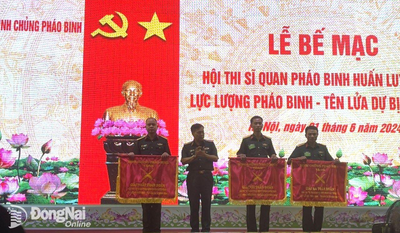 Thượng tá Thân Văn Thắng, Phó lữ đoàn trưởng, Tham mưu trưởng Lữ đoàn 96 (ngoài cùng bìa trái) nhận giải nhất toàn đoàn. Ảnh: ĐVCC