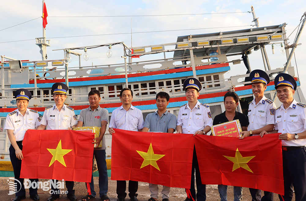 Trung tướng Bùi Quốc Oai, Bí thư Đảng ủy, Chính ủy Cảnh sát biển Việt Nam (thứ 4 từ phải qua) và cán bộ 