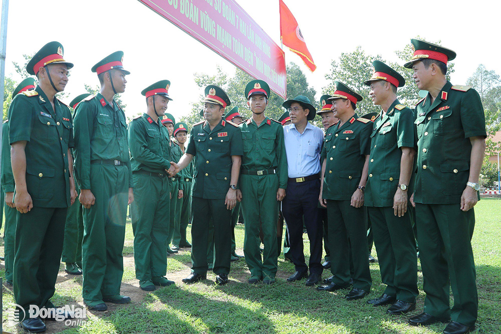 Thủ trưởng Bộ Tổng tham mưu Quân đội nhân dân Việt Nam và Quân đoàn 4 động viên chiến sĩ trẻ được chọn đào tạo chuyên ngành giai đoạn 2. 
