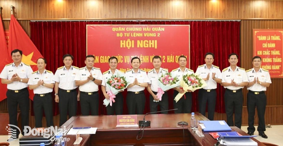 Thủ trưởng Quân chủng Hải quân tặng hoa chúc mừng các đồng chí vừa được bổ nhiệm. Ảnh: ĐVCC