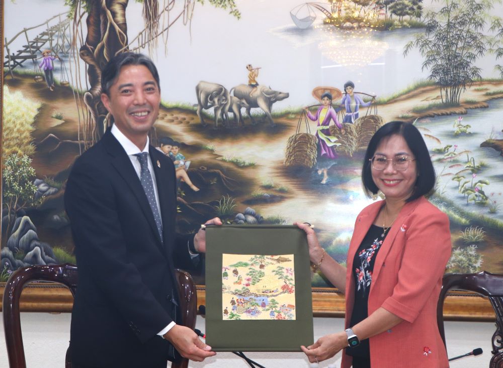 Chủ tịch Hiệp hội doanh nghiệp Nhật Bản tại Thành phố Hồ Chí Minh tặng quà lưu niệm lãnh đạo tỉnh. Ảnh: Ngọc Liên.