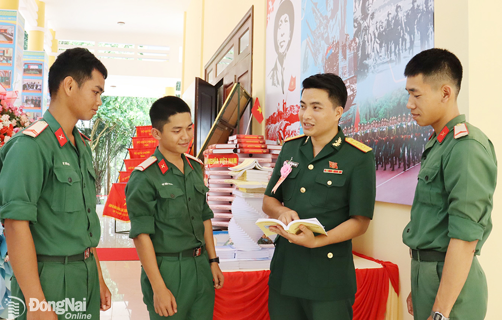 Thượng úy Nguyễn Phương Thiện (thứ 2 từ phải qua) giới thiệu mô hình học Bác với chiến sĩ trẻ trong đơn vị.
